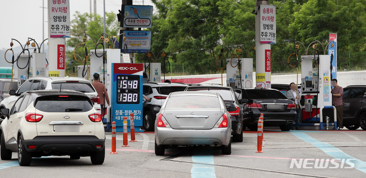 [서울=뉴시스] 고승민 기자 = 서울의 한 주유소를 찾은 운전자들이 주유를 하고 있다. 2023.05.21. kkssmm99@newsis.com