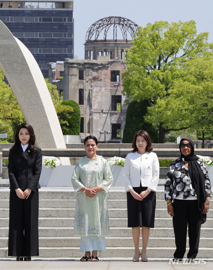 [히로시마=뉴시스] 홍효식 기자 = 윤석열 대통령과 일본을 방문 중인 김건희 여사가 G7 초청국 정상 배우자들과 함께 21일 히로시마 평화기념공원 내 원폭 희생자 위령비에 헌화한 뒤 기념촬영하고 있다. 2023.05.21. yesphoto@newsis.com
