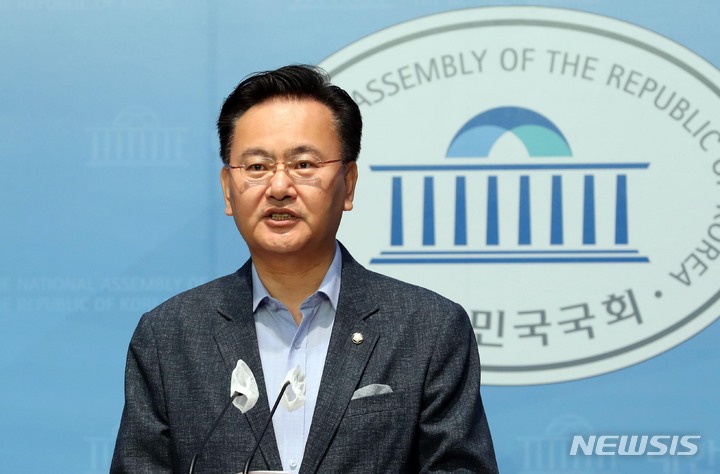 [서울=뉴시스] 전진환 기자 = 유상범 국민의힘 수석 대변인이 지난달 21일 오전 서울 여의도 국회 소통관에서 현안 관련 논평을 발표하고 있다. 2023.05.21. amin2@newsis.com