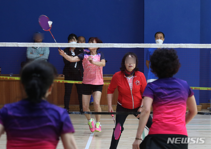 [서울=뉴시스] 고승민 기자 = 2023년 5월 21일 서울 잠실실내체육관 및 일대에서 열린 2023 서울시민체육대축전에 참가한 시민들이 배드민턴 경기를 치르고 있다. (사진은 기사와 직접 관련 없습니다) 2023.05.21. kkssmm99@newsis.com