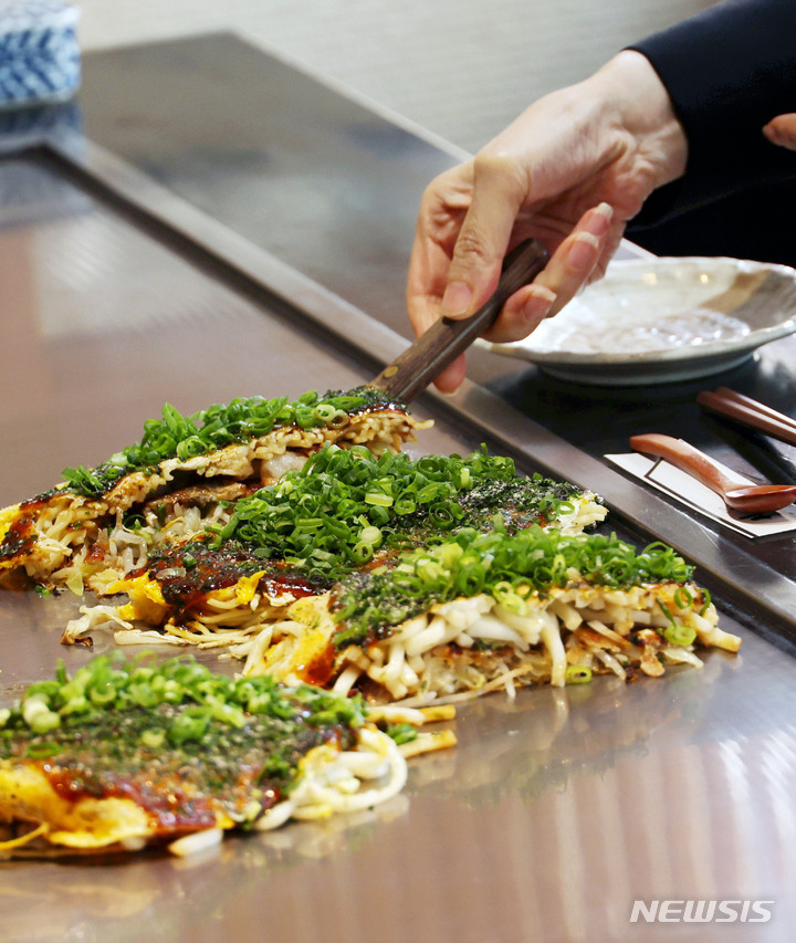 [히로시마=뉴시스] 홍효식 기자 = 일본을 방문 중인 윤석열 대통령 부인 김건희 여사와 기시다 후미오 일본 총리 부인 기시다 유코 여사가 21일 히로시마의 한 식당에서 오코노미야키로 오찬하고 있다. 2023.05.21. yesphoto@newsis.com