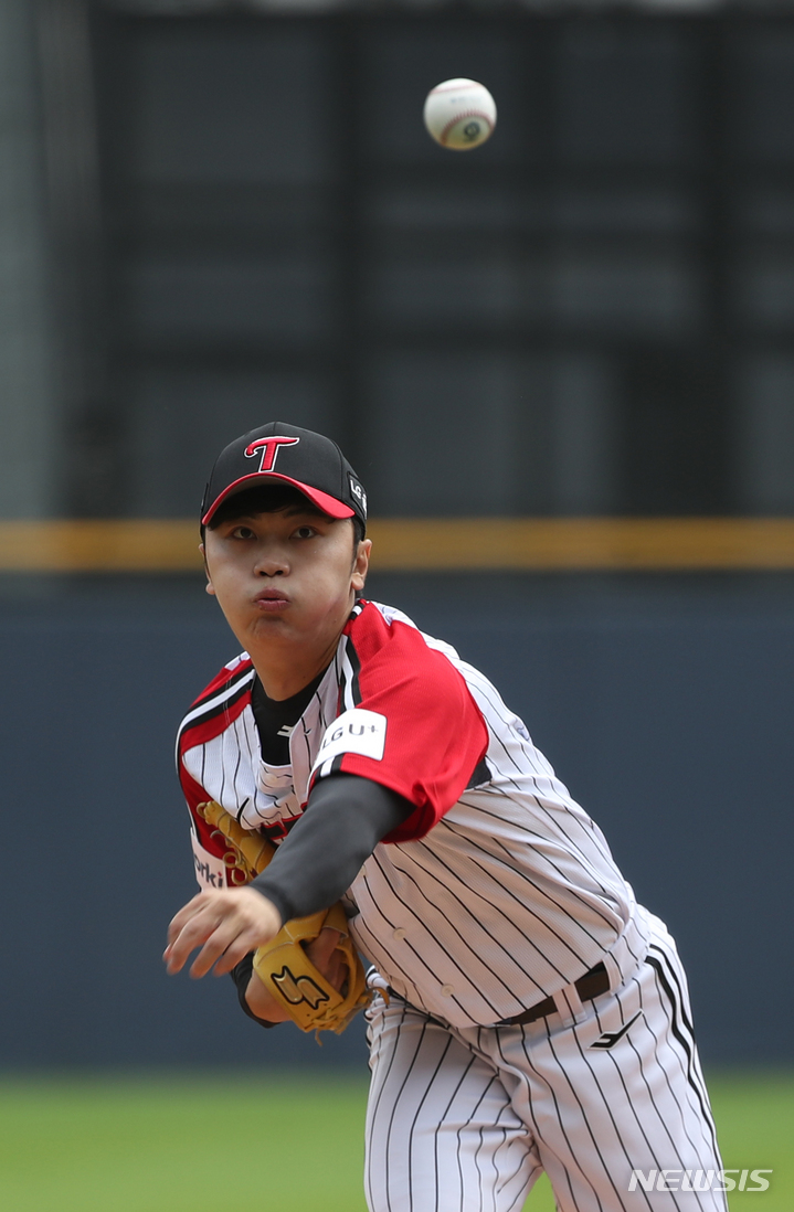 [서울=뉴시스] 고승민 기자 = 21일 서울 잠실야구장에서 열린 2023 KBO 리그 한화 이글스 대 LG 트윈스 경기, 1회말 한화 공격 LG 선발투수 김윤식이 역투하고 있다. 2023.05.21. kkssmm99@newsis.com