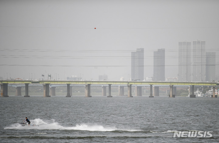 [서울=뉴시스] 정병혁 기자 = 21일 오후 서울 서초구 반포한강공원에서 바라본 서울 도심이 뿌옇게 보이고 있다. 2023.05.21. jhope@newsis.com