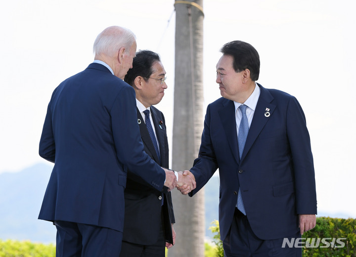 [히로시마=뉴시스] 윤석열 대통령이 21일 히로시마 G7 정상회의장인 그랜드프린스호텔에서 조 바이든 미국 대통령, 기시다 후미오 일본 총리와 한미일 정상회담을 하고 있다. (공동취재) 2023.05.21.