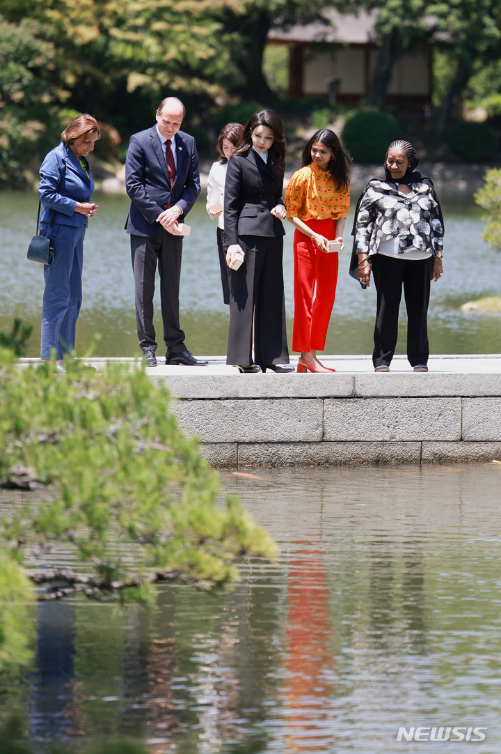 [히로시마=뉴시스] 홍효식 기자 = 윤석열 대통령과 함께 일본을 방문 중인 김건희 여사가 21일 히로시마 슈케이엔에서 열린 G7 정상회의 공식 배우자 프로그램에 참석해 잉어에게 먹이를 주고 있다. (공동취재사진) 2023.05.21. yesphoto@newsis.com