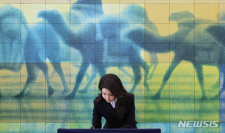 [히로시마=뉴시스] 홍효식 기자 = 김건희 여사가 21일 히로시마 평화기념공원 내 평화기념자료관을 둘러본 뒤 방명록은 작성하고 있다. (공동취재) 2023.05.21. yesphoto@newsis.com