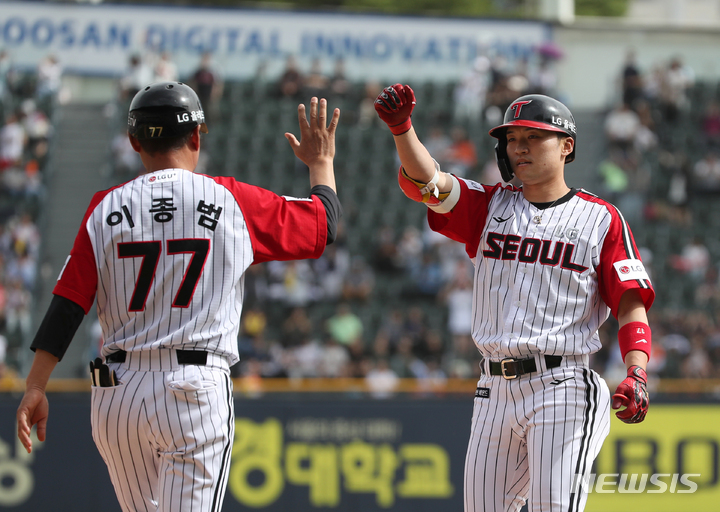 [서울=뉴시스] 고승민 기자 = 21일 서울 잠실야구장에서 열린 2023 KBO 리그 한화 이글스 대 LG 트윈스 경기, 6회말 LG 공격 2사 만루 상황 8번타자 박해민이 2득점 1루타를 치고 1루에서 이종범 코치와 세리머니를 하고 있다. 2023.05.21. kkssmm99@newsis.com