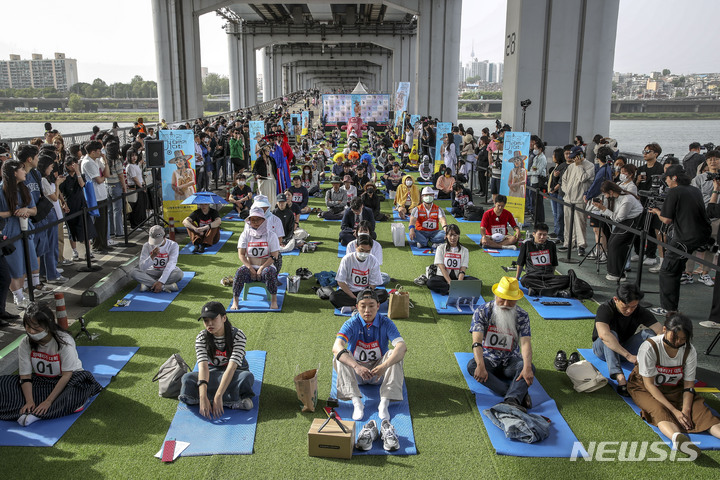 [서울=뉴시스] 정병혁 기자 = '2023 한강 멍때리기 대회'에서 참가자들이 경연에 집중하고 있다. 2023.05.21. jhope@newsis.com