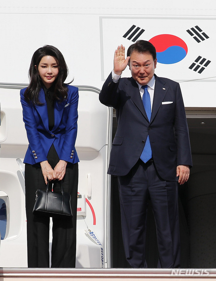 [히로시마=뉴시스] 지난해 5월21일 주요 7개국(G7) 정상회의 일정을 마치고 일본 히로시마 공항에서 공군 1호기 탑승 전 인사하고 있는 윤석열 대통령과 부인 김건희 여사. 2024.04.12.