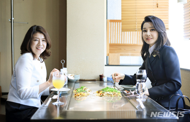 [히로시마=뉴시스] 홍효식 기자 = 김건희 여사와 기시다 유코 여사가 21일 히로시마 한 식당에서 오코노미야키로 오찬을 하고 있다. (공동취재) 2023.05.21. yesphoto@newsis.com