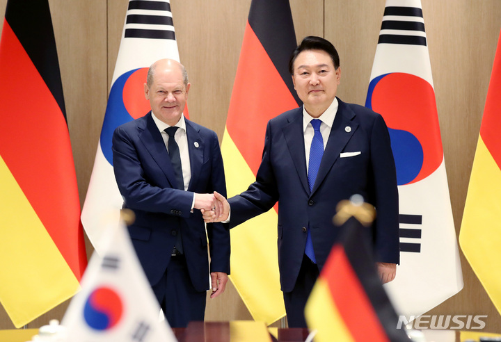 [서울=뉴시스] 전신 기자 = 윤석열 대통령이 21일 서울 용산 대통령실 청사에서 열린 한독 정상회담에서 올라프 숄츠 독일 총리와 악수하고 있다. 2023.05.21. photo1006@newsis.com