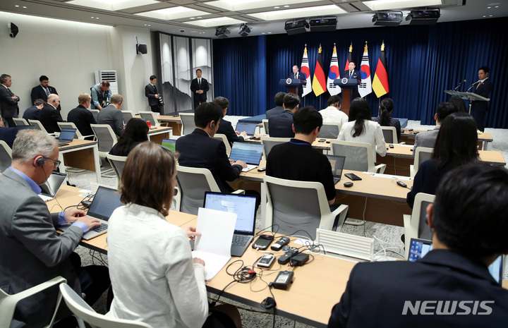 [서울=뉴시스] 전신 기자 = 윤석열 대통령과 올라프 숄츠 독일 총리가 21일 서울 용산 대통령실 청사에서 공동기자회견을 하고 있다. 2023.05.21. photo1006@newsis.com