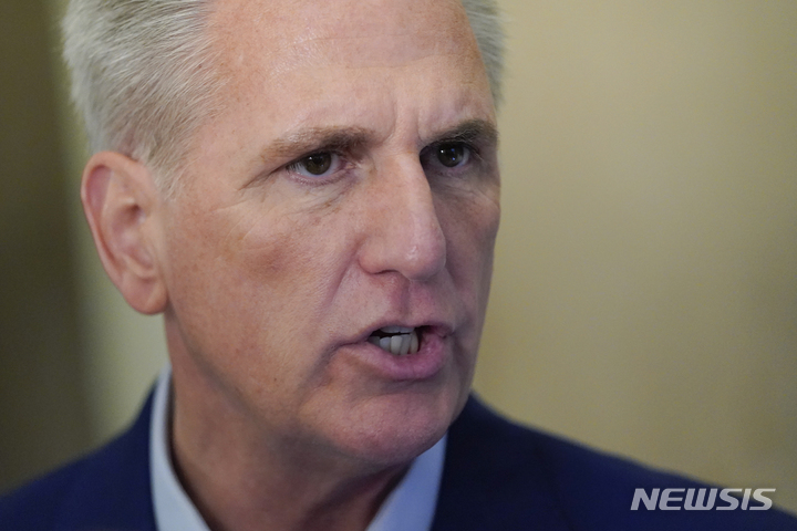 [워싱턴=AP/뉴시스]미 벙부 부채 상환 협상이 공화당과 민주당 모두 유리한 쪽으로 해석이 가능한 쪽으로 타결이 임박했다고 미 뉴욕타임스(NYT)가 25일(현지 시간) 보도했다. 사진은 케빈 매카시 미 하원의장이 지난 21일 조 바이든 미 대통령과 통화 뒤 부채 상한 협상을 재개한다고 밝히는 장면. 2023.5.26.