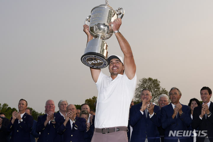 [로체스터=AP/뉴시스] 브룩스 켑카가 21일(현지시각) 미 뉴욕주 로체스터피츠버그 오크힐CC에서 열린 미국프로골프(PGA) 챔피언십 정상에 올라 '워너메이커' 트로피를 들어 올리고 있다. LIV 소속인 켑카는 최종 합계 9언더파 271타로 우승하며 메이저 대회 5승째를 기록했다. 2023.05.22.