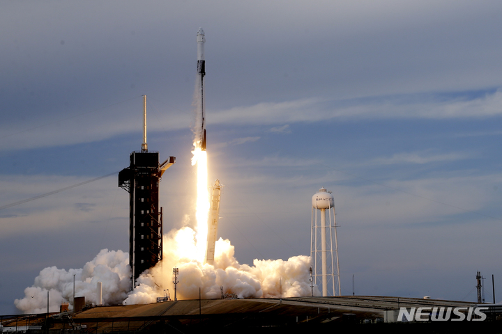 [케이프커내버럴=AP/뉴시스] 러시아 연방우주공사(로스코스모스) 대표단이 31일(현지 시간) 미국 플로리다주 케이프 커내버럴에서 예정된 '크루 드래건' 유인 우주선 발사에 초대됐다. 2023년 5월21일 자료 사진에서 크루 드래건을 탑재한 팰컨9 로켓이 케이프 커내버럴 케네디 우주센터에서 발사되고 있다. 2025.07.28.