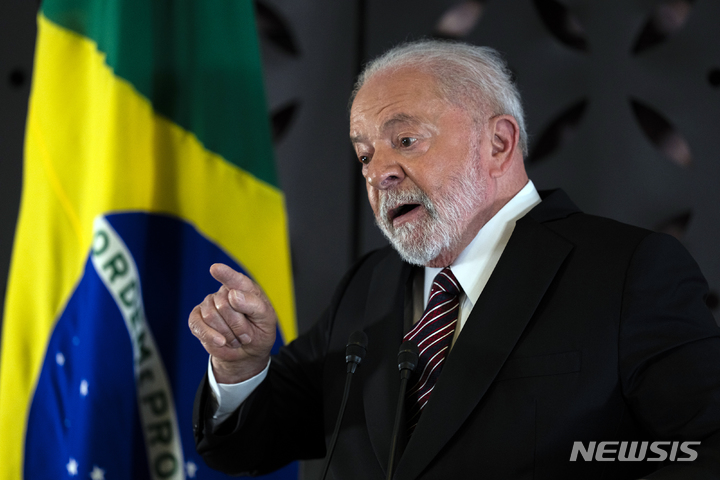 [히로시마=AP/뉴시스] 루이스 이나시우 룰라 다시우바 브라질 대통령이 지난 22일 일본 히로시마에서 열린 주요 7개국(G7) 정상회의에 참석한 후 기자회견하고 있다. 2023.06.02.