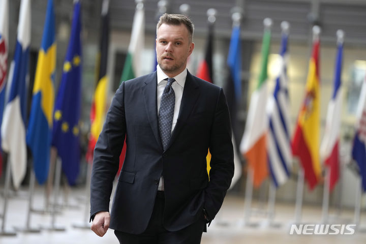 [브뤼셀=AP/뉴시스] 가브리엘 란츠베르기스 리투아니아 외무장관은 9일(현지시각) 우크라이나에 훈련병을 파견하는 것이 가능하다면서 이것이 에마뉘엘 마크롱 프랑스 대통령이 시사한 '우크라 파병론'의 첫 단계가 될 수 있다고 밝혔다. 사진은 지난해 5월22일 유럽연합(EU) 외무장관 회의 참석을 위해 벨기에 브뤼셀 유럽이사회 건물에 도착하고 있는 모습. 2024.05.10.
