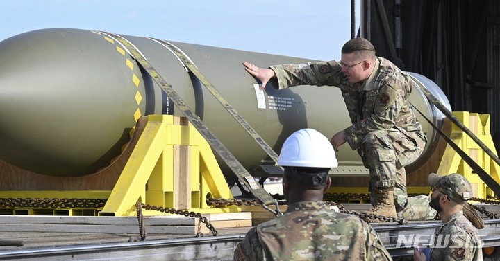 [화이트맨공군기지(미주리주)=AP/뉴시스]지난 2일(현지시간) 미 공군이 공개한 이 사진에서 공군 병사들이 미주리주 화이트맨 공군기지에서 GBU-57 폭탄을 바라보고 있다. 10년 전 이란의 핵 프로그램에 대한 우려가 최고조에 달했을 때 지하 시설을 파괴하기 위해 고안된 미국의 폭탄은 이란과의 새로운 긴장 속에 다시 나타났다. 2023.05.22.