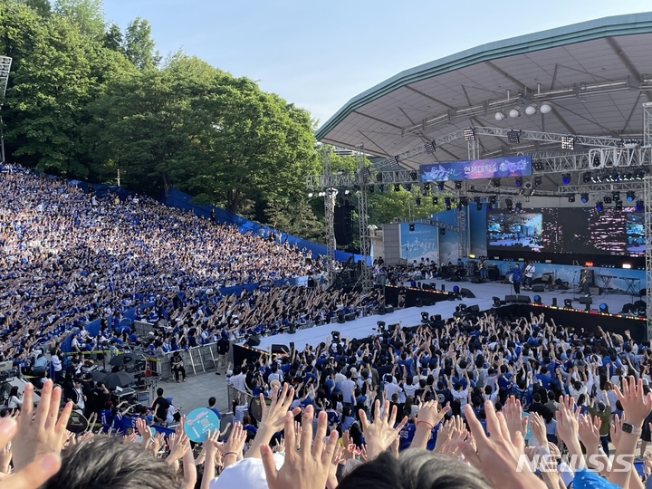 [서울=뉴시스]관중들이 응원봉과 팔을 흔들며 공연을 즐기고 있다. (사진= 자생한방병원 제공) 2023.05.22. photo@newsis.com. 