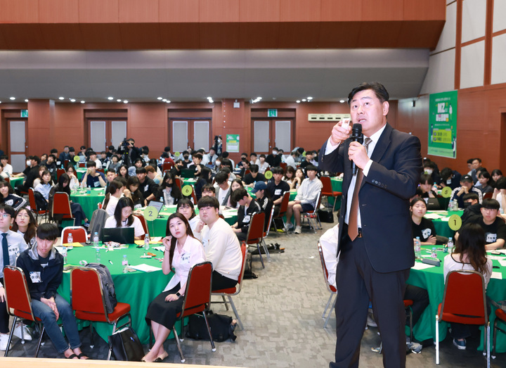 [전주=뉴시스] 김관영 전북지사는 22일 전북대 진수당 가인홀에서 열린 전북 미래농정 MZ세대 타운홀미팅에서 ‘농생명산업 수도 전북, 청년의 역할은’ 주제로 특강을 하고 있다. 2023.05.22 (사진= 전라북도청 제공) *재판매 및 DB 금지