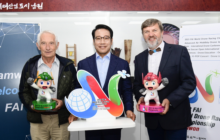 오는 10월 남원에서 개최될 예정인 '2023 FAI 월드 드론레이싱 챔피언십'의 성공개최를 위해 현지점검 차 국제항공연맹(FAI) 브루노 델로 부총재와 불가리아 모형항공협회 소티르 라자르코브 회장이 남원시를 방문했다. 브루노 델로 부총재(왼쪽)와 소티르 라자르코브 회장(오른쪽)이 대회 마스코트인 마루와 나래를 들고 최경식 남원시장(가운데)과 기념사진을 찍고 있다. *재판매 및 DB 금지