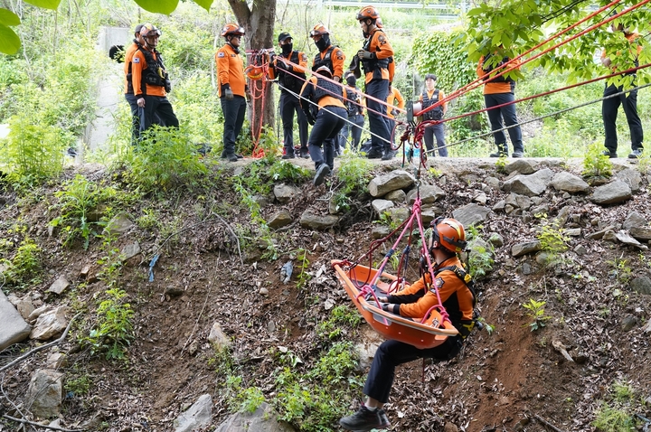 [진천=뉴시스] 강신욱 기자 = 충북 진천소방서 119구조대원들이 지난해 5월22일 만뢰산에서 산악사고 특별구조훈련을 하고 있다. (사진=진천소방서 제공) 2024.02.15. *재판매 및 DB 금지