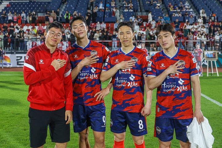 '비록 떠나지만' 김천상무 전역 선수들, 애향원에 입장권 기부