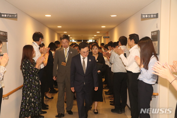 [구마모토(일본)=뉴시스] 유효상 기자 = 대백제전을 통한 충남 관광객 유치 확대와 일본 기업 투자 유치 등을 위해 일본을 방문 중인 김태흠 충남지사가 22일 구마모토현청에서 직원들로부터 환영의 박수를 받으면서 입장하고 있다. 2023.05.22  yreporter@newsis.com