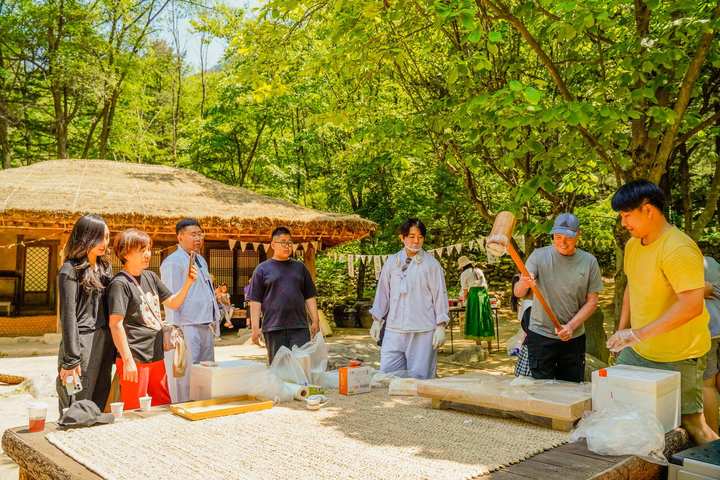 문경새재 주막에서 떡메치기 체험을 하고 있다. (사진=문경시 제공) *재판매 및 DB 금지