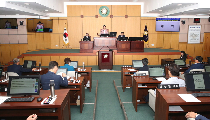 22일 열린 정읍시의회 제284회 임시회 제1차 본회의, 황혜숙 부의장이 개의를 선언하고 있다. *재판매 및 DB 금지