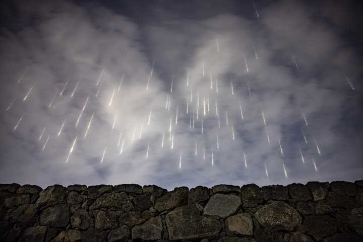 남원항공우주천문대의 '기상·기후 사진전'에 전시될 예정인 '제40회 기상·기후 사진 공모전' 수상작 윤석주 작가의 '성벽을 향해 날아드는 불화살'. *재판매 및 DB 금지