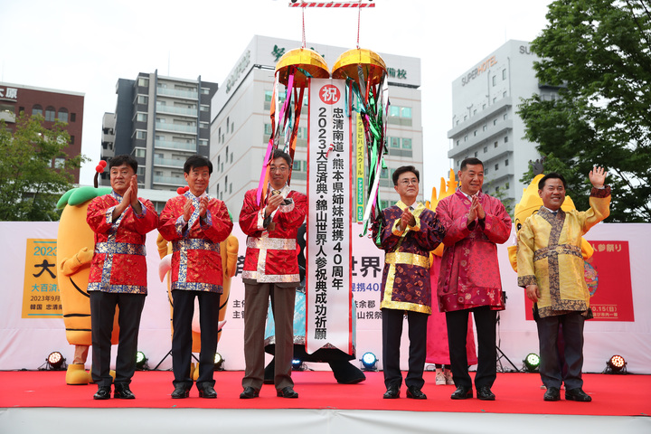 [구마모토(일본)=뉴시스] 유효상 기자 = 김태흠 충남지사가 22일 일본 구마모토현에서 양경모 충남도의원, 최원철 공주시장, 박정현 부여군수, 박범인 금산군수와 함께 대백제전과 금산세계인삼축제를 홍보하고 있다. 2023.05.22  yreporter@newsis.com *재판매 및 DB 금지