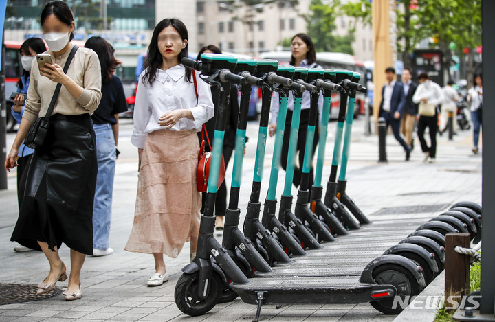 [서울=뉴시스] 정병혁 기자 = 지난해 5월22일 서울시내 도로에 전동킥보드가 세워져 있다. 2023.05.22. jhope@newsis.com
