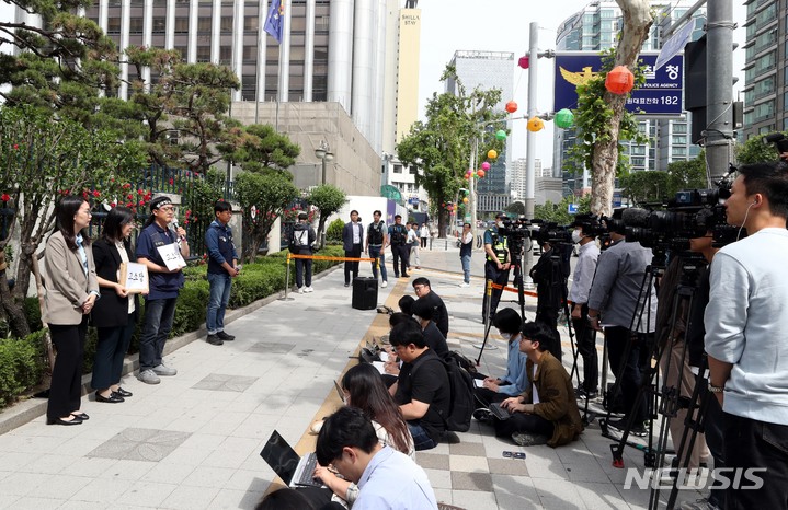 [서울=뉴시스] 조성봉 기자= 22일 오전 서울 서대문구 경찰청 앞에서 '열사정신 계승·건설노조 탄압 분쇄' 조선일보·월간조선·원희룡 국토부 장관 고소 고발 기자회견을 마친 강한수 건설노조 수석부위원장이 발언을 하고 있다. 2023.05.22. suncho21@newsis.com