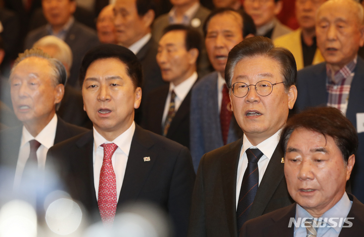 [서울=뉴시스] 고범준 기자 = 김기현 국민의힘 대표, 이재명 더불어민주당 대표가 22일 오전 서울 여의도 국회 도서관 대강당에서 열린 민주화추진협의회 결성 39주년 기념식에서 애국가를 부르고 있다. 2023.05.22. bjko@newsis.com