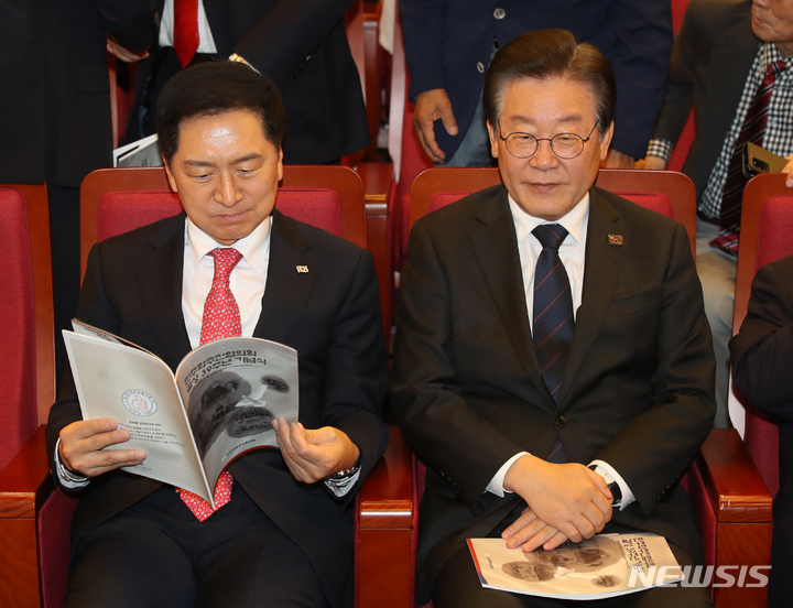 [서울=뉴시스] 고범준 기자 = 김기현 국민의힘 대표, 이재명 더불어민주당 대표가 22일 오전 서울 여의도 국회 도서관 대강당에서 열린 민주화추진협의회 결성 39주년 기념식에 참석해 있다. 2023.05.22. bjko@newsis.com