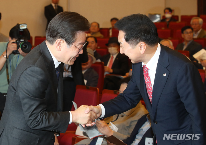 [서울=뉴시스] 고범준 기자 = 김기현 국민의힘 대표와 이재명 더불어민주당 대표가 22일 오전 서울 여의도 국회 도서관 대강당에서 열린 민주화추진협의회 결성 39주년 기념식에서 악수를 하고 있다. 2023.05.22. bjko@newsis.com