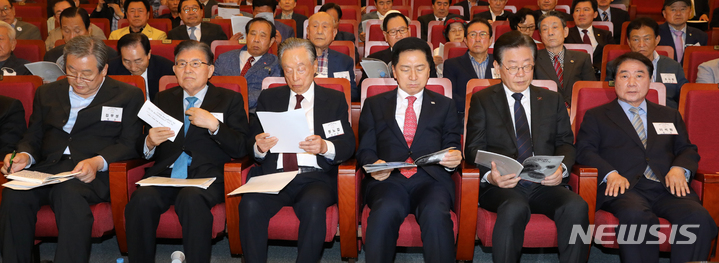 [서울=뉴시스] 고범준 기자 = 22일 오전 서울 여의도 국회 도서관 대강당에서 열린 민주화추진협의회 결성 39주년 기념식에서 참석자들이 자료를 살펴보고 있다. 왼쪽부터 김무성 회장, 김덕룡 이사장, 권노갑 이사장, 김기현 국민의힘 대표, 이재명 더불어민주당 대표, 이석현 회장. 2023.05.22. bjko@newsis.com