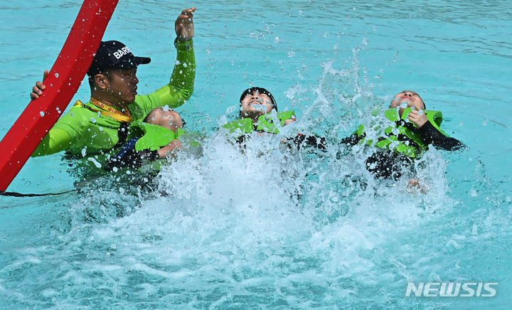 생존수영 배우는 학생들(뉴시스db)