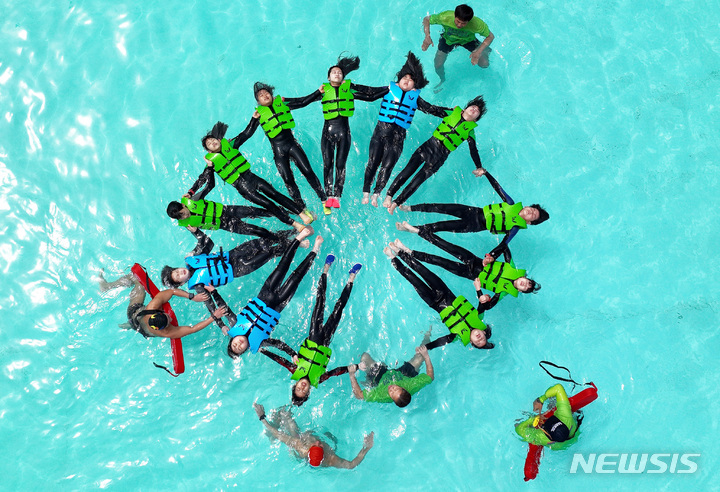 [시흥=뉴시스] 김종택 기자 = 22일 경기도 시흥시 정왕동 거북섬 웨이브파크 파도 풀에서 학생들이 생존수영 실기교육을 받고 있다. 2023.05.22. jtk@newsis.com