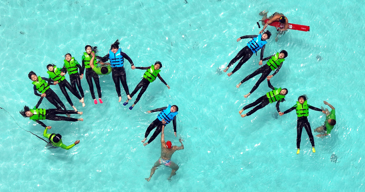 [시흥=뉴시스] 김종택 기자 = 22일 경기도 시흥시 정왕동 거북섬 웨이브파크 파도 풀에서 학생들이 생존수영 실기교육을 받고 있다. 2023.05.22. jtk@newsis.com