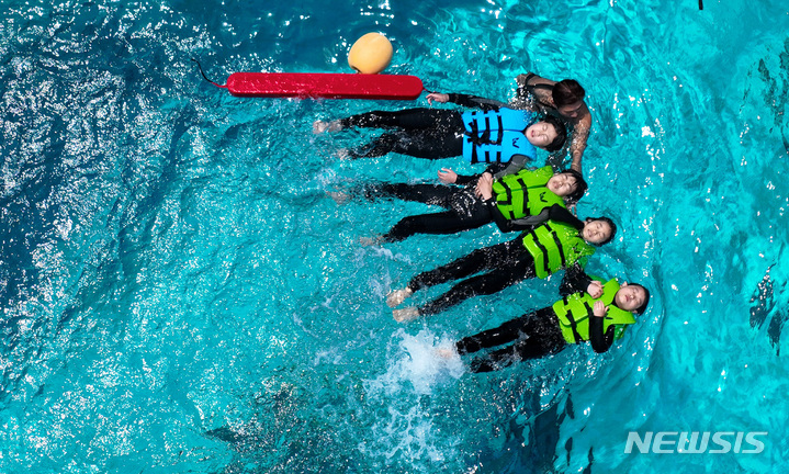 [시흥=뉴시스] 김종택 기자 = 22일 경기도 시흥시 정왕동 거북섬 웨이브파크 파도 풀에서 학생들이 생존수영 실기교육을 받고 있다. 2023.05.22. jtk@newsis.com