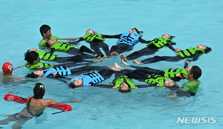[시흥=뉴시스] 김종택 기자 = 22일 경기도 시흥시 정왕동 거북섬 웨이브파크 파도 풀에서 학생들이 생존수영 실기교육을 받고 있다. 2023.05.22. jtk@newsis.com