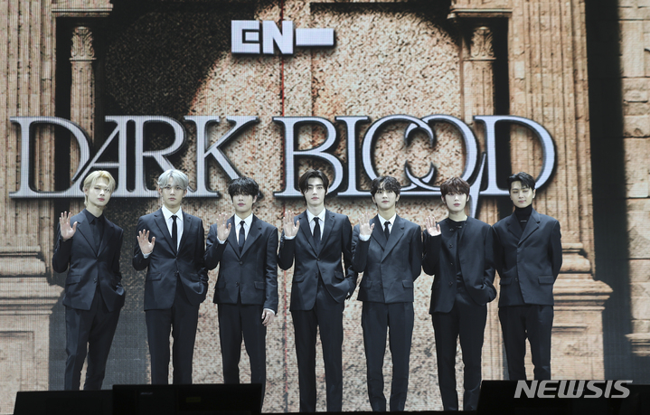 [서울=뉴시스] 김근수 기자 = 엔하이픈 멤버들이 22일 서울 성북구 고려대학교 화정체육관에서 열린 엔하이픈 'DARK BLOOD' 발매 쇼케이스에서 포즈를 취하고 있다. (왼쪽부터 니키, 희승, 제이, 제이크, 성훈, 정원, 선우, 제이 순) 2023.05.22. ks@newsis.com