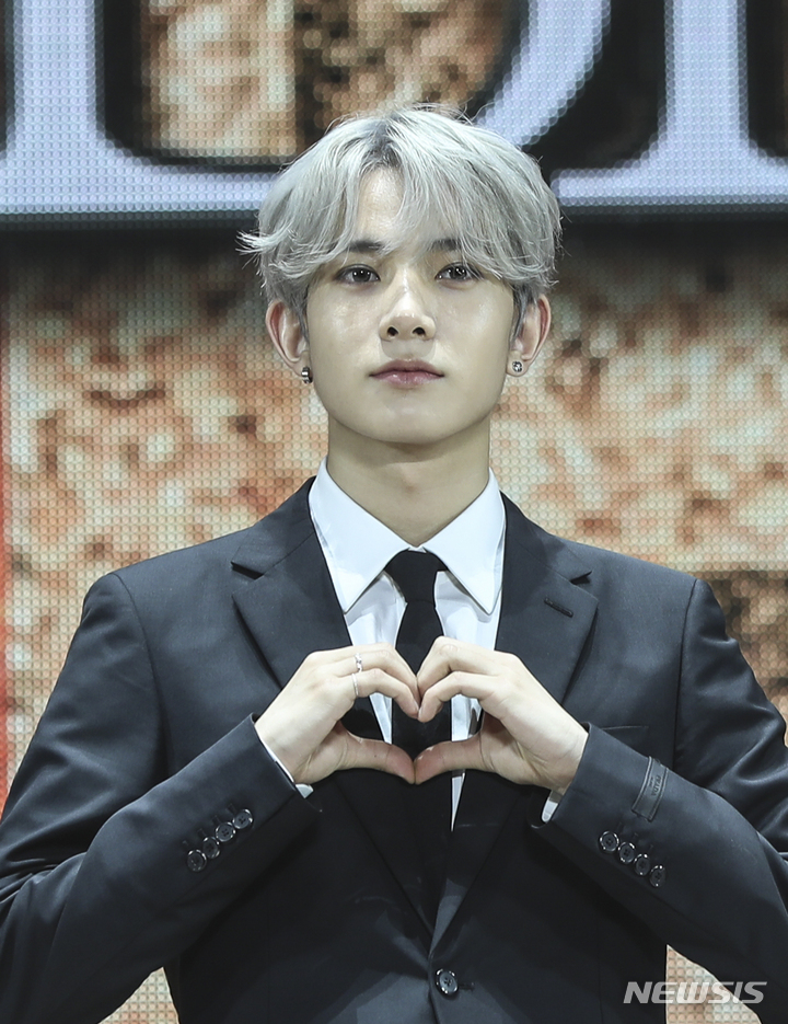 [서울=뉴시스] 김근수 기자 = 엔하이픈 멤버 희승이 22일 서울 성북구 고려대학교 화정체육관에서 열린 엔하이픈 'DARK BLOOD' 발매 쇼케이스에서 포즈를 취하고 있다. 2023.05.22. ks@newsis.com