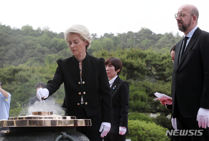 [서울=뉴시스] 조성우 기자 = 샤를 미셸 유럽연합(EU) 정상회의 상임의장(오른쪽), 우르줄라 폰데어 라이엔 집행위원장이 지난해 5월22일 한국을 방문해 서울 국립서울현충원을 찾아 현충탑에 참배하고 있다. 2023.05.22. xconfind@newsis.com