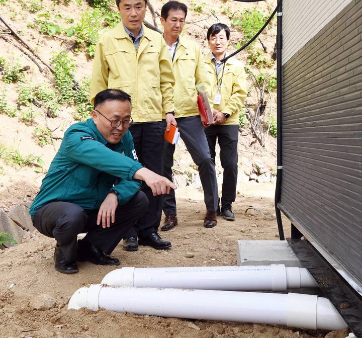 [서울=뉴시스] 이한경 행정안전부 재난관리실장이 지난달 22일 오후 강원 강릉시 경포동 이재민 입주를 앞둔 임시주거용 조립주택을 방문해 설치 운영상황을 청취하고 있다. 2023.05.22. photo@newsis.com *재판매 및 DB 금지