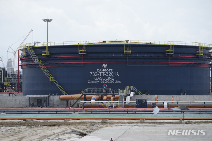 [라고스=AP/뉴시스]2023년 5월22일(현지시간) 나이지리아 라고스 소재 단고테그룹의 정유공장. 2023.05.22.