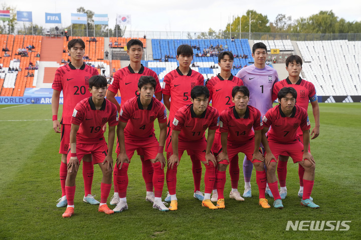 [멘도사=AP/뉴시스] 김은중 감독이 이끄는 한국 20세 이하(U20) 축구 대표 선수들이 22일(현지시각) 아르헨티나 멘도사 스타디움에서 열린 2023 국제축구연맹(FIFA) U20 월드컵 F조 조별리그 1차전 프랑스와의 경기에 앞서 기념 촬영을 하고 있다. 한국은 이승원, 이영준의 득점으로 강호 프랑스를 2-1로 물리치고 3연속 16강 진출의 전망을 밝혔다. 2023.05.23.