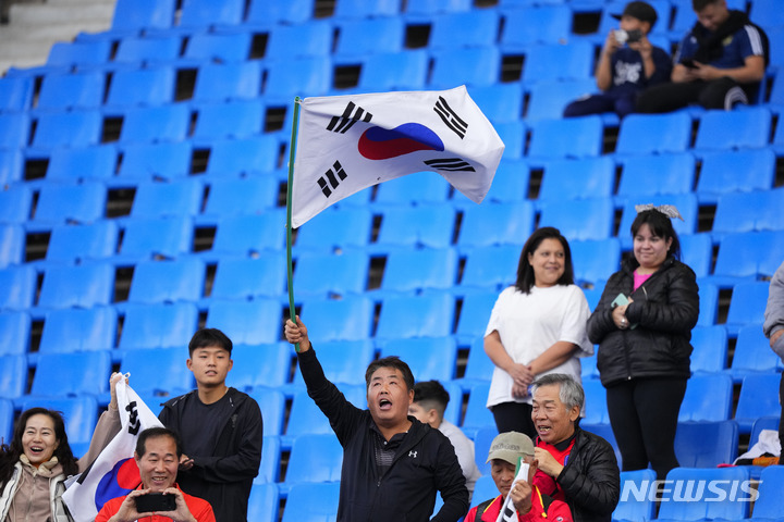 [멘도사=AP/뉴시스] 22일(현지시각) 아르헨티나 멘도사 스타디움에서 열린 2023 국제축구연맹(FIFA) 20세 이하(U20) 월드컵 F조 조별리그 1차전 대한민국과 프랑스와의 경기에서 한국 축구 팬들이 응원하고 있다. 김은중 감독이 이끄는 한국 U20 축구 대표팀은 프랑스를 2-1로 꺾고 3연속 16강 진출의 전망을 밝혔다. 2023.05.23.